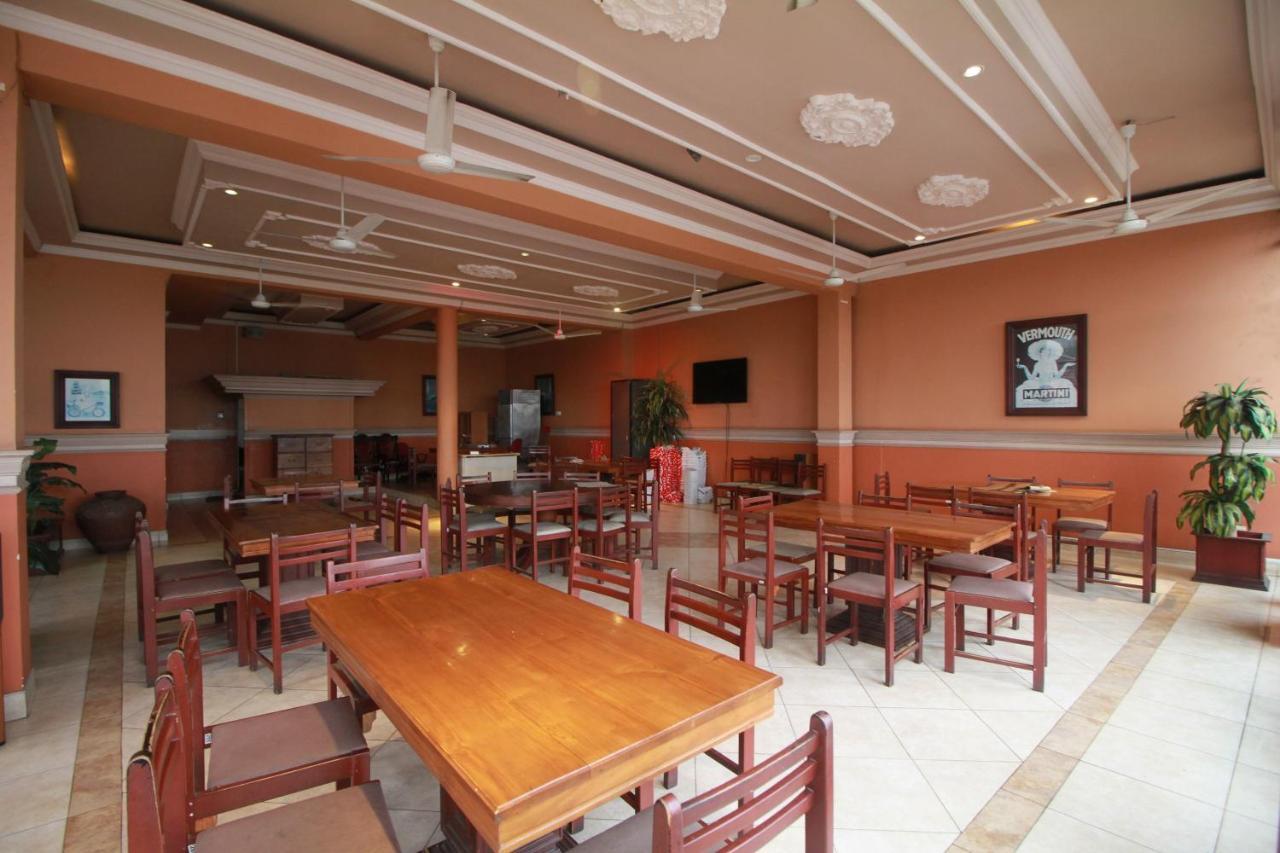 Oyo 317 Choy'S Waterfront Residence Negombo Bagian luar foto